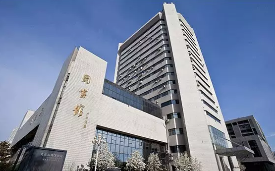 原名北京化学纤维工学院(北京化纤工学院),是由原纺织工业部建设的,以